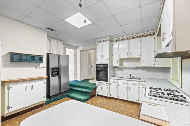 a view of a livingroom with a ceiling fan window and a ceiling fan