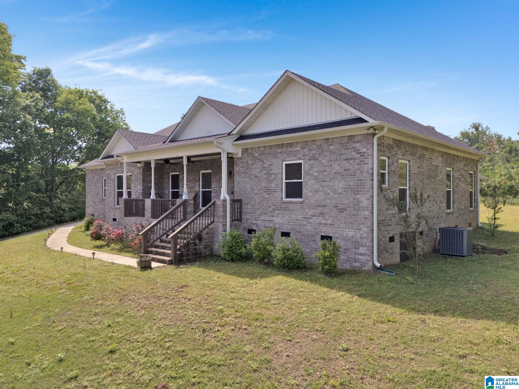 209 Hudson Avenue Oneonta, AL 35121 - Photo 2 of 29