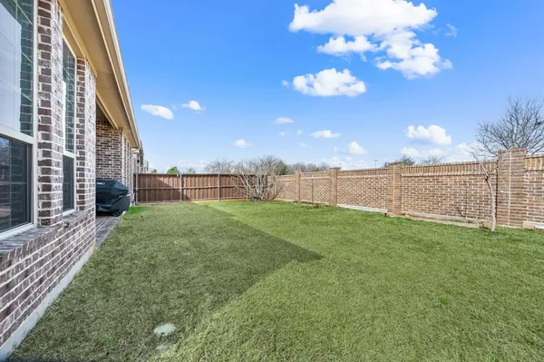 a view of a yard with a house