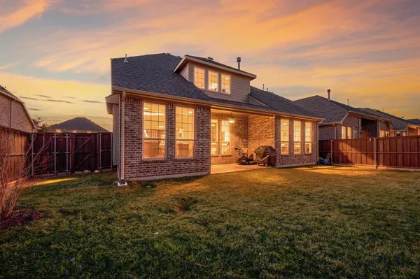 a view of a house with backyard and porch