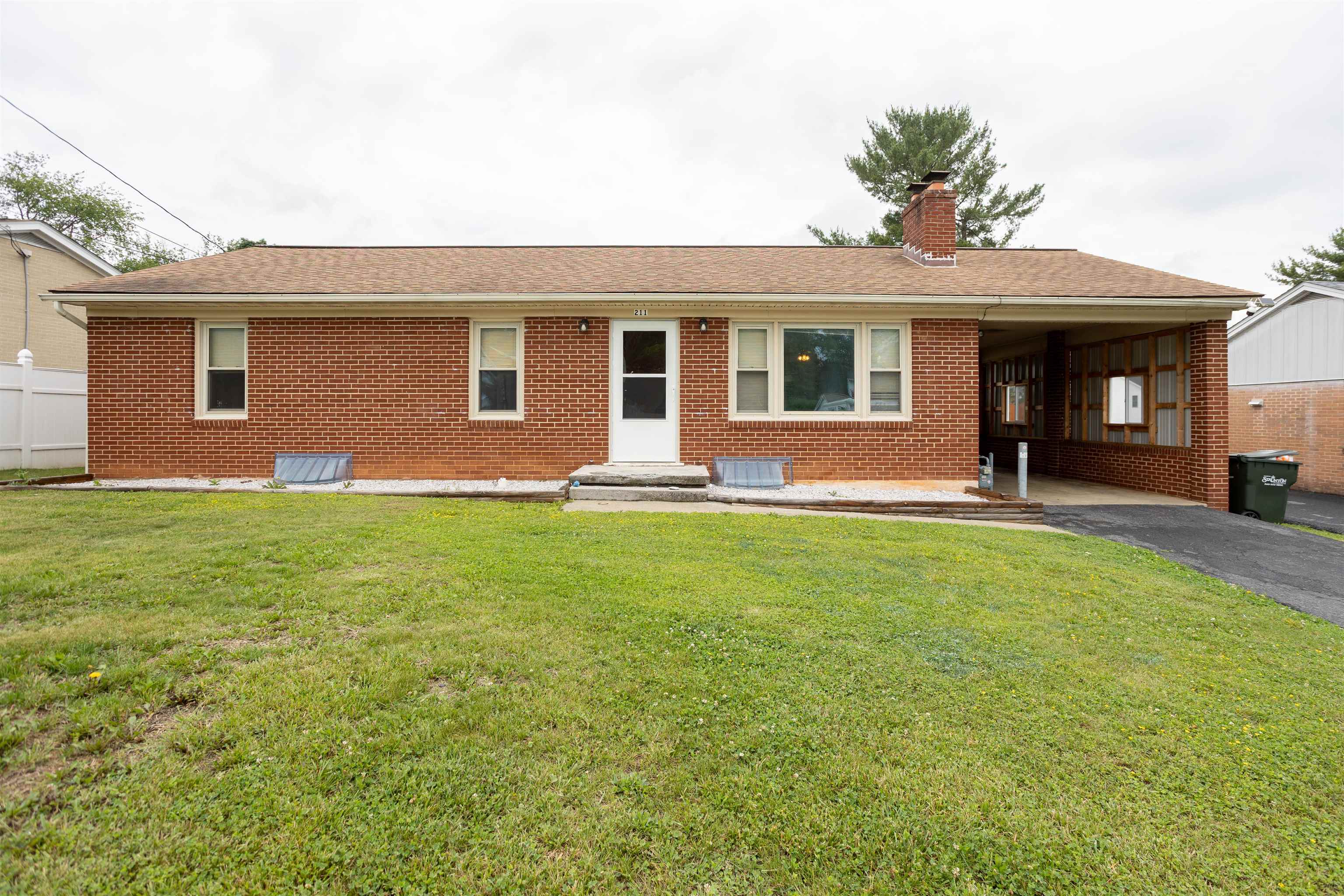 211 George Street Staunton, VA 24401 - Photo 1 of 37 a front view of house with yard and green space