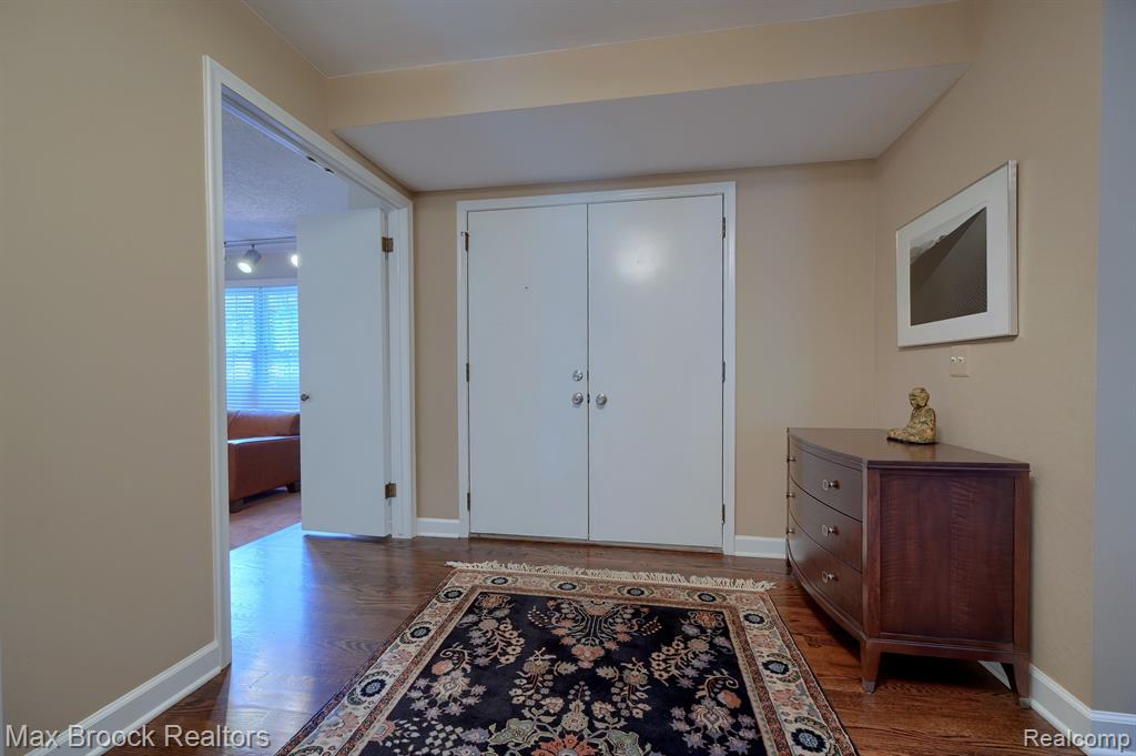 35181 Spring Hill Road Farmington Hills, MI 48331 - Photo 3 of 36