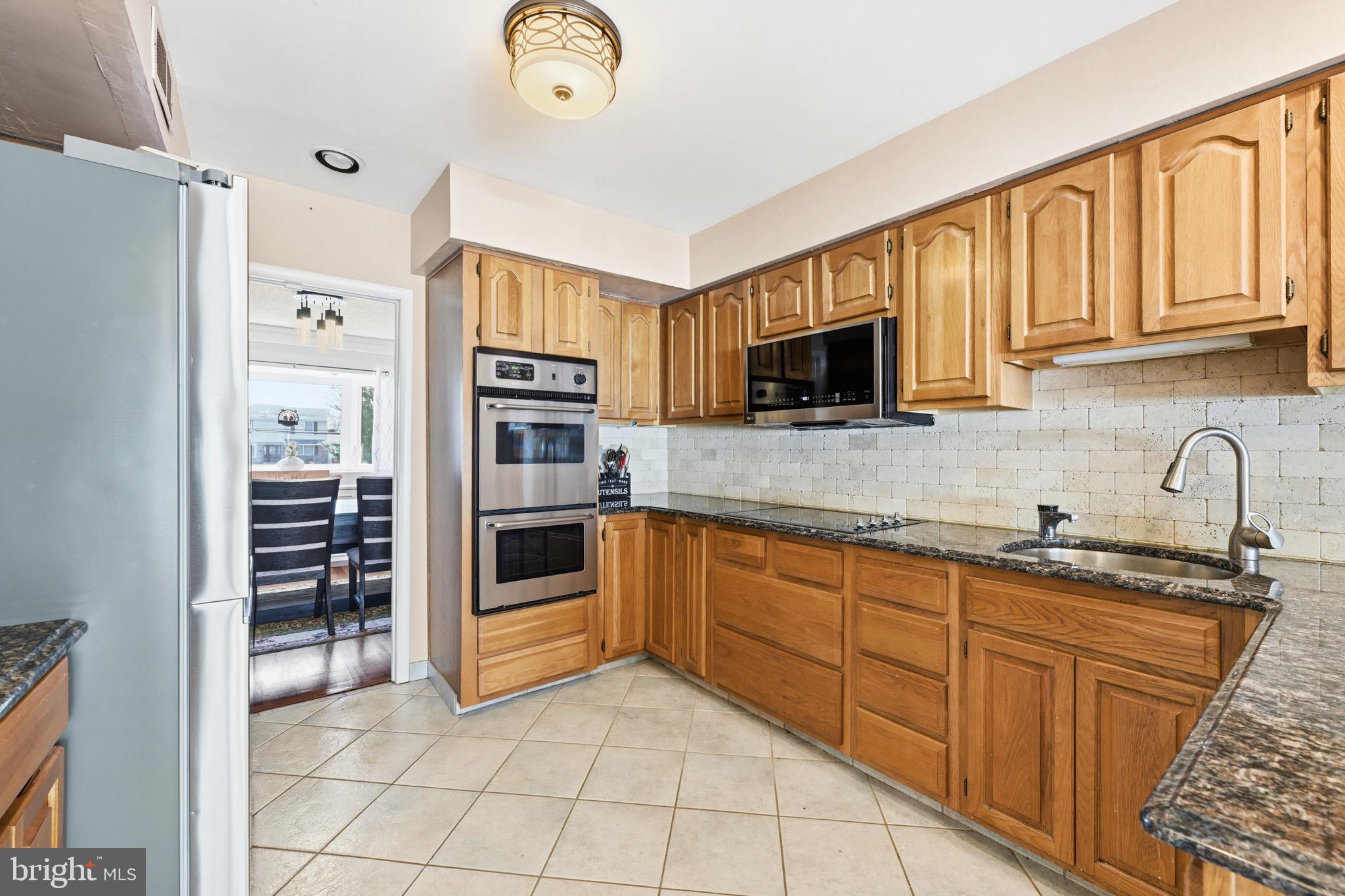 1087 Roberts Road Warminster, PA 18974 - Photo 7 of 36 Dual ovens and great natural light!