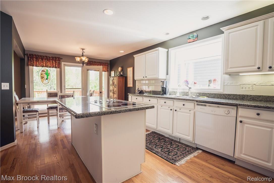 3147 Fairgrove Terrace, Unit 7 Rochester, MI 48309 - Photo 27 of 52 KITCHEN OPEN TO BREAKFAST AREA, ACCESS TO DECK