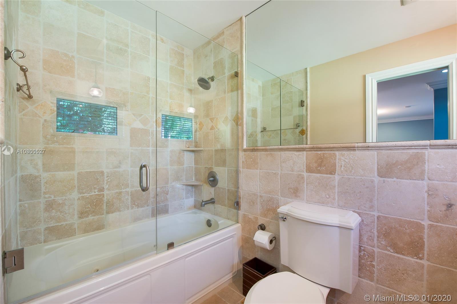 12440 Moss Ranch Road Pinecrest, FL 33156 - Photo 13 of 33 a bathroom with a toilet a sink and bathtub