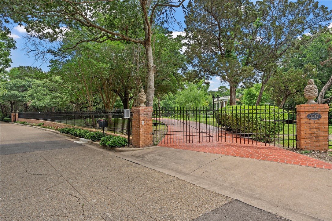 3217 Robin Road Waco, TX 76708 - Photo 3 of 61