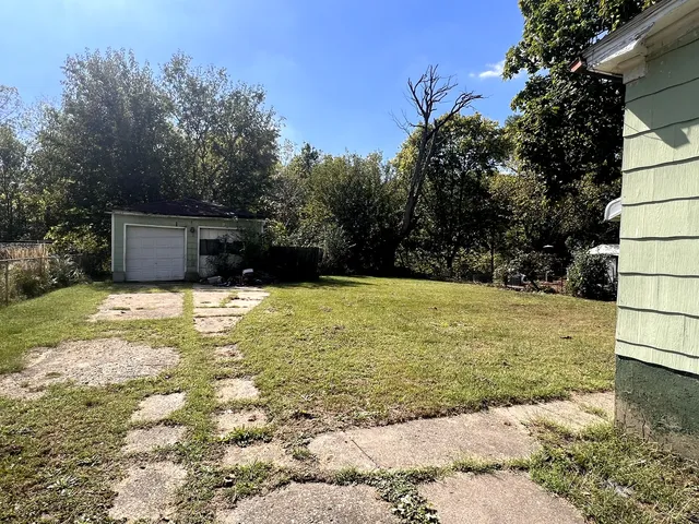 a view of a houses with a yard