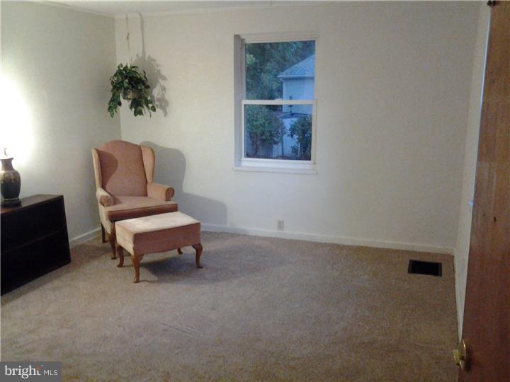 207 Watson Road Sharon Hill, PA 19079 - Photo 10 of 18 Living Room