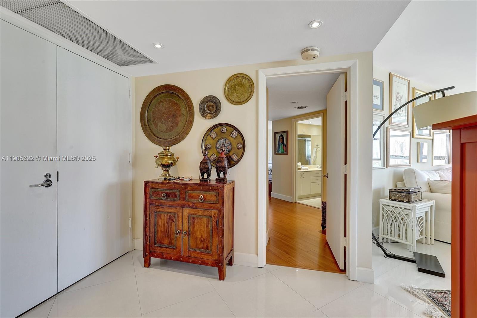 1000 East Island Boulevard, Unit 2004 Aventura, FL 33160 - Photo 5 of 45 a view of a hallway with elevator