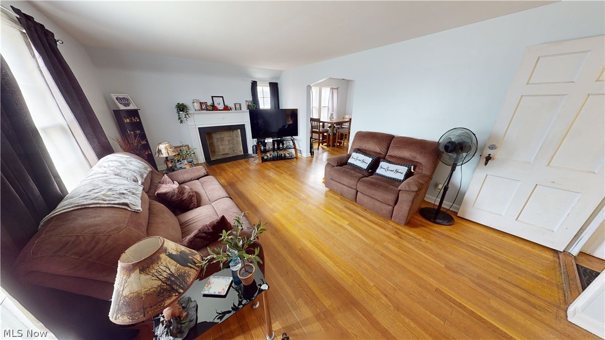 13694 Cedar Road Cleveland, OH 44118 - Photo 20 of 40 Upper unit living room with hardwood floors