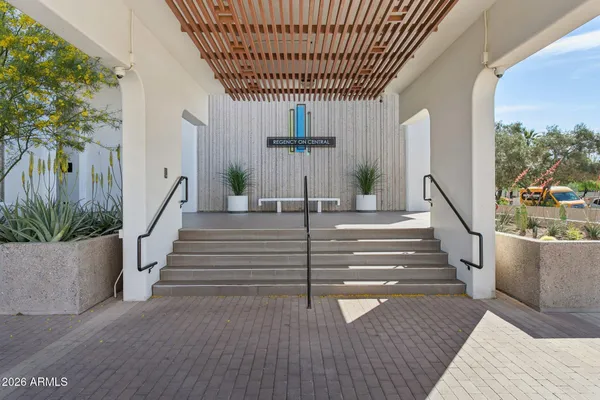 a view of entryway with a garden