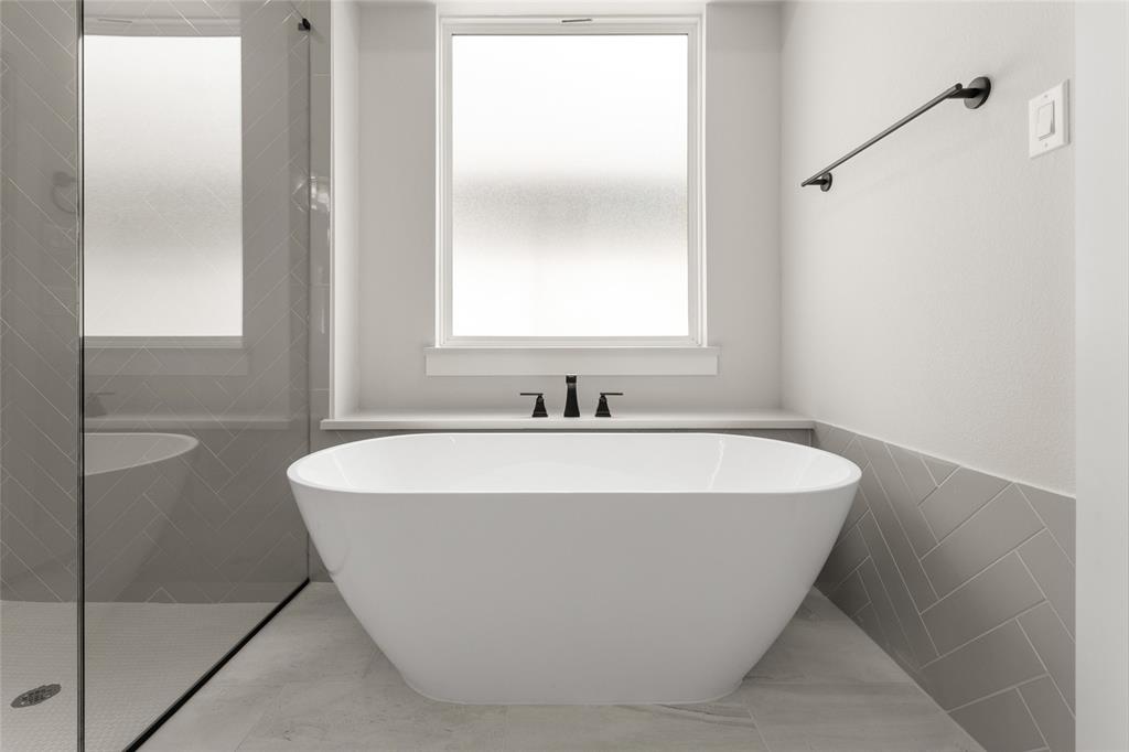 1328 Cash Street Burleson, TX 76028 - Photo 27 of 39 1328 Cash-Primary Suite-6