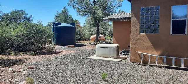 a view of a backyard