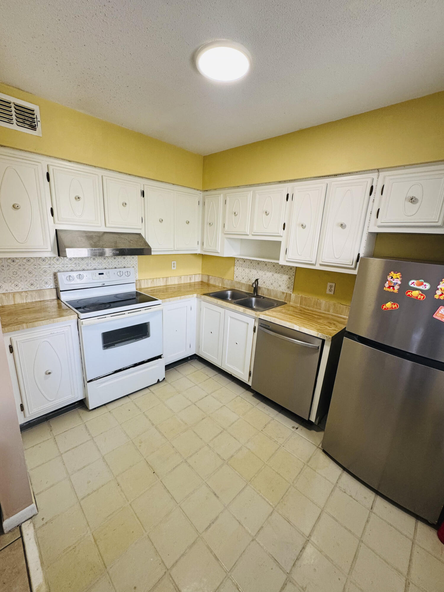 260 Northwest 19th Street, Unit 250 Boca Raton, FL 33432 - Photo 1 of 4 Kitchen 1