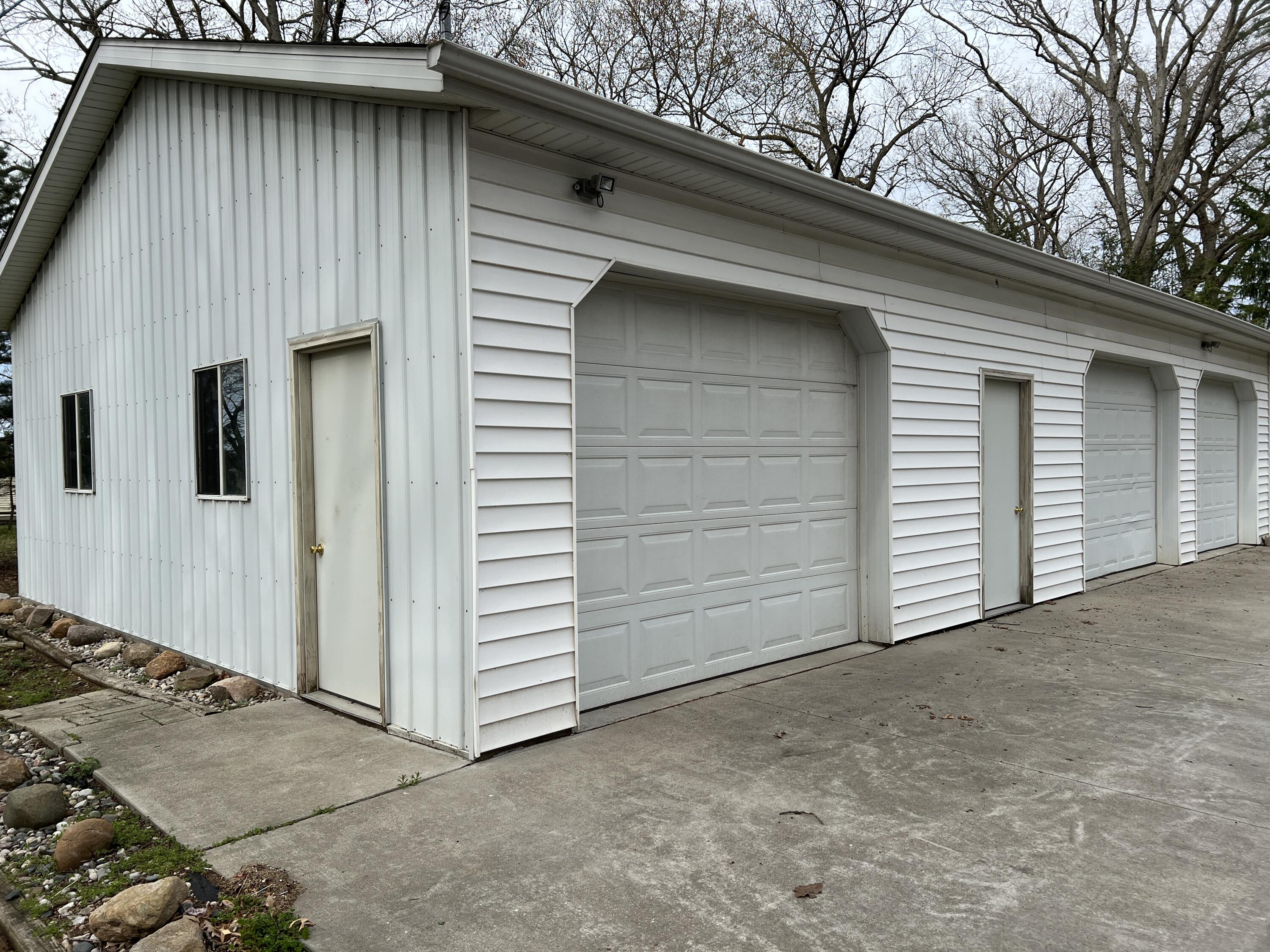 5175 Foss Road Akron, MI 48701 - Photo 41 of 50 41. Detached Garage (5)