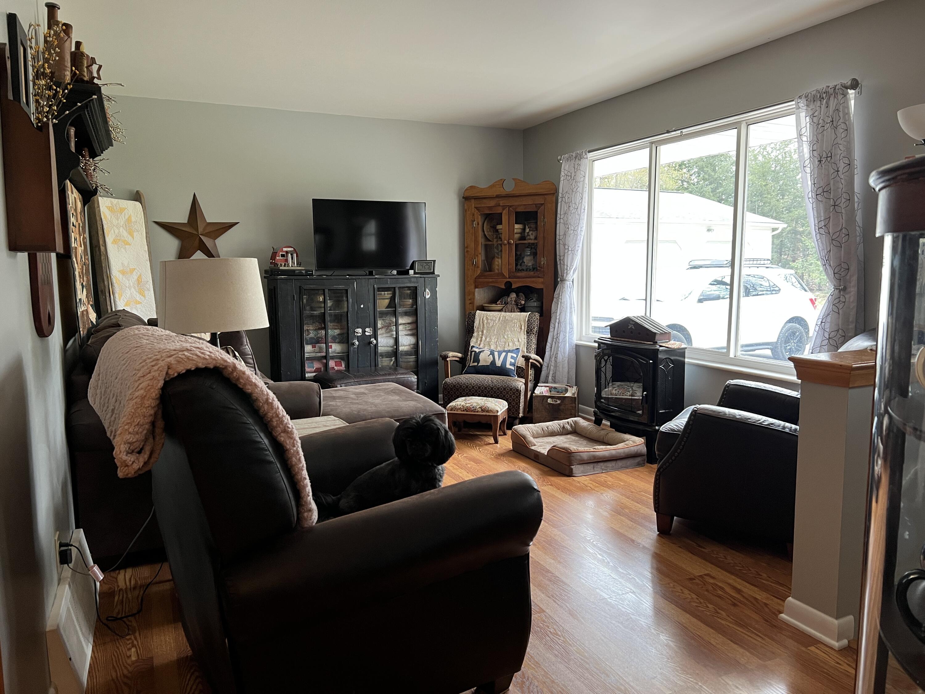 5175 Foss Road Akron, MI 48701 - Photo 7 of 50 7. Living Room (3)