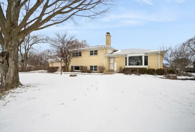 $525,000 | 590 East Capri Drive, Palatine, IL 60074