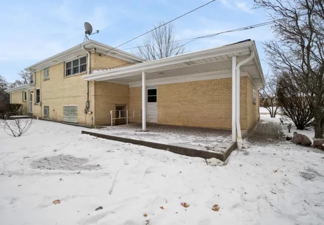 $499,900 | 590 East Capri Drive, Palatine, IL 60074