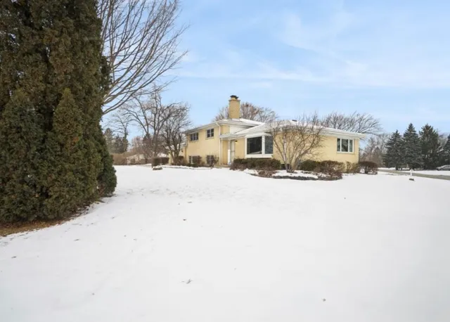 $499,900 | 590 East Capri Drive, Palatine, IL 60074