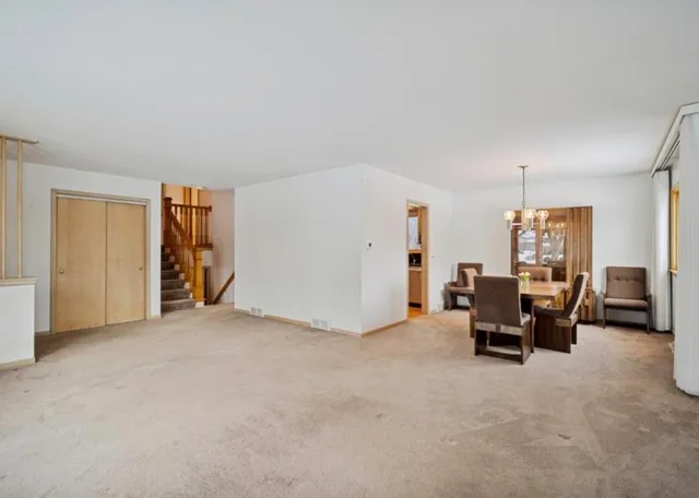 $499,900 | 590 East Capri Drive, Palatine, IL 60074