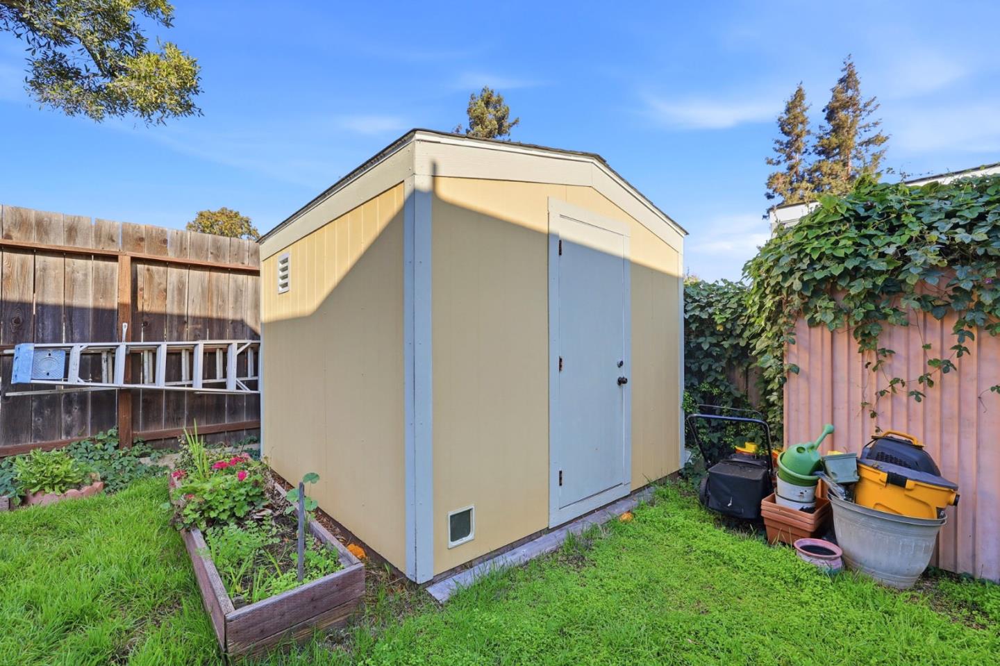 125 North Mary Avenue, Unit 17 Sunnyvale, CA 94086 - Photo 38 of 46 a backyard of a house with seating space