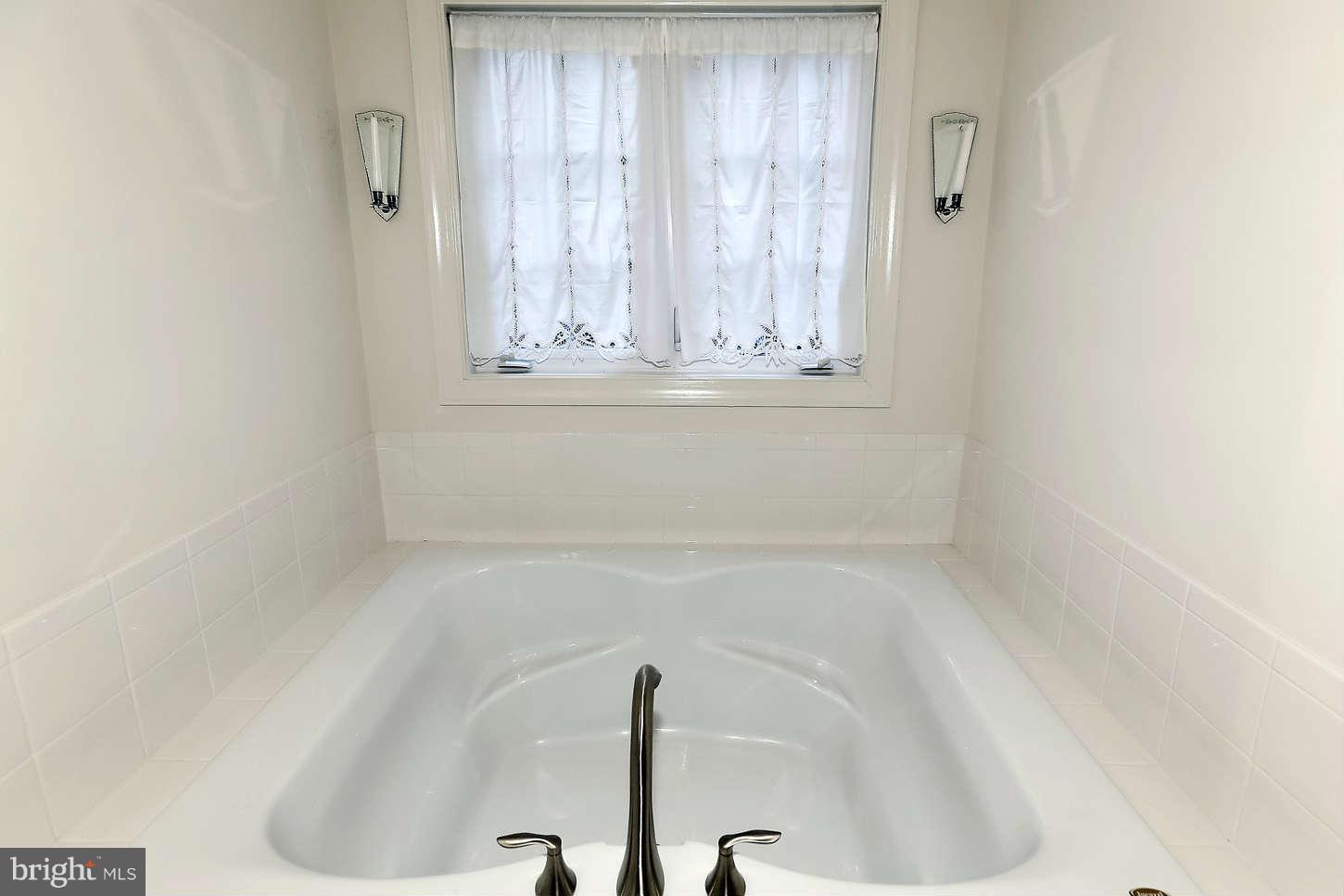 908 West Glebe Road Alexandria, VA 22305 - Photo 21 of 29 a bathroom with a bathtub