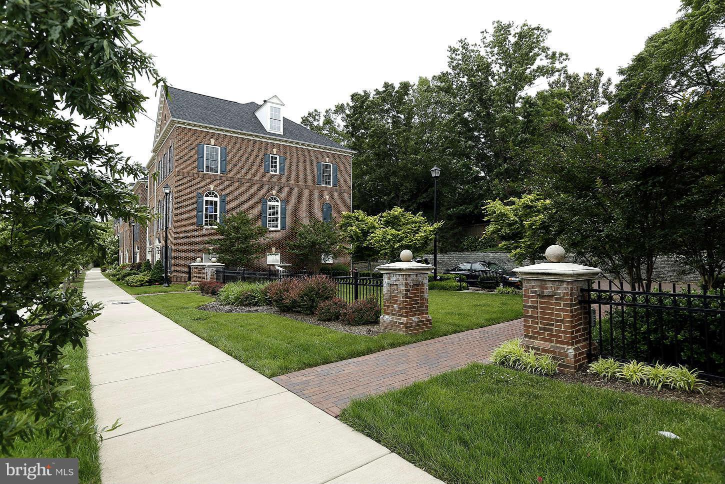 908 West Glebe Road Alexandria, VA 22305 - Photo 28 of 29 a view of a house with backyard and garden