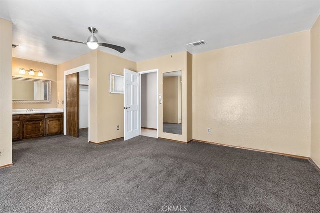 a view of empty room with a sink and a kitchen