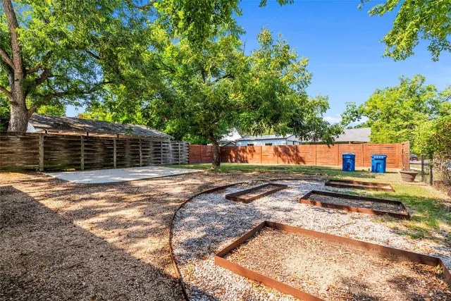 a view of a house with backyard