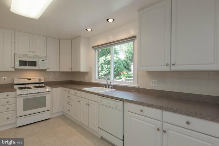 3826 Gallows Road Annandale, VA 22003 - Photo 1 of 30 Kitchen