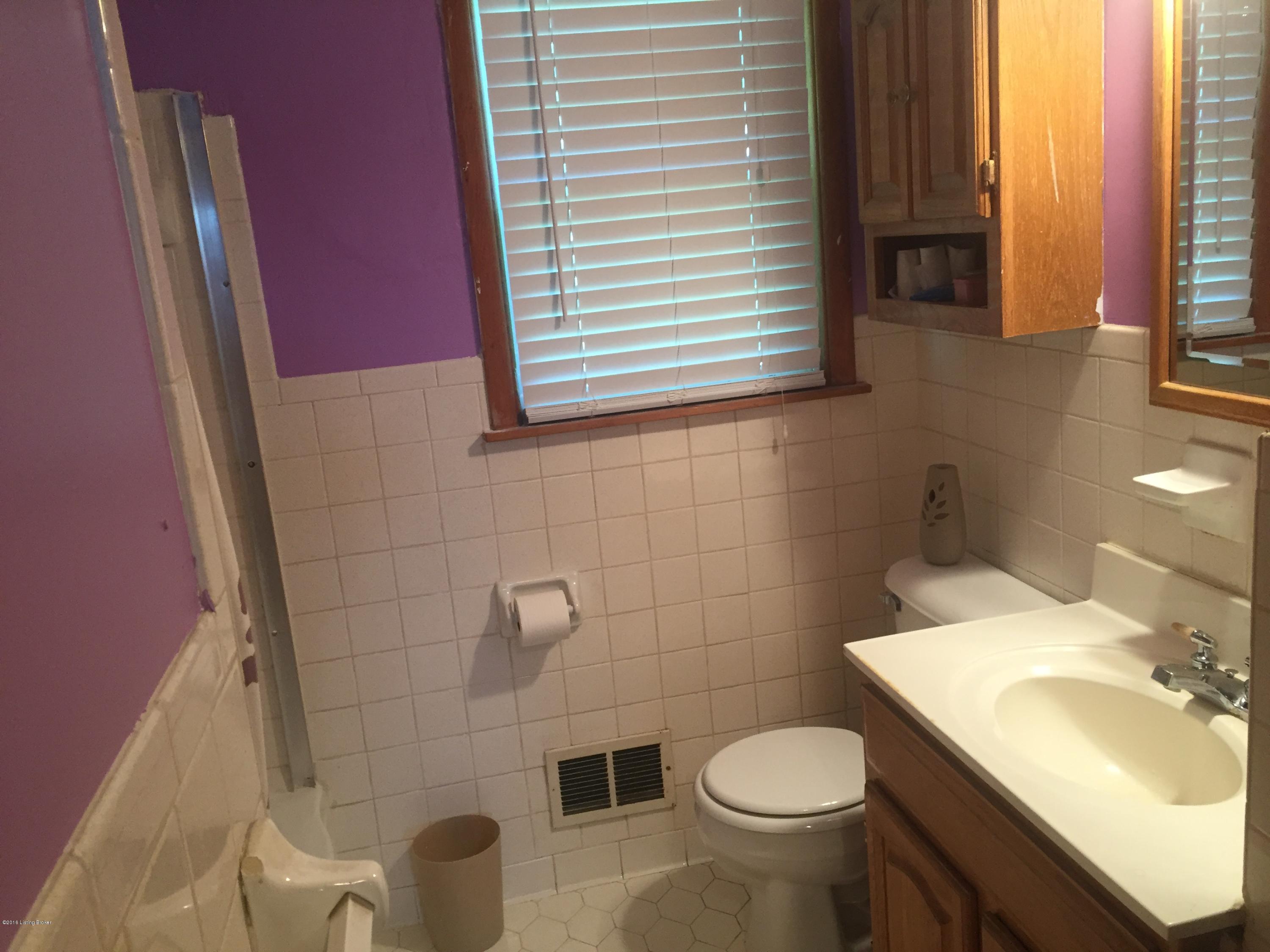 10806 Deering Road Louisville, KY 40272 - Photo 5 of 12 IMG_1557