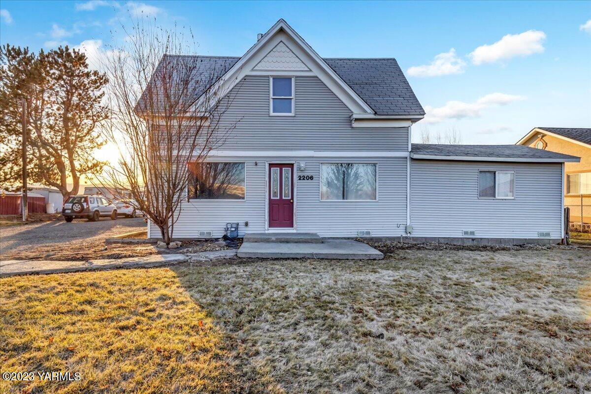 2206 Beaudry Road Moxee, WA 98936 - Photo 1 of 8 a front view of a house with a yard