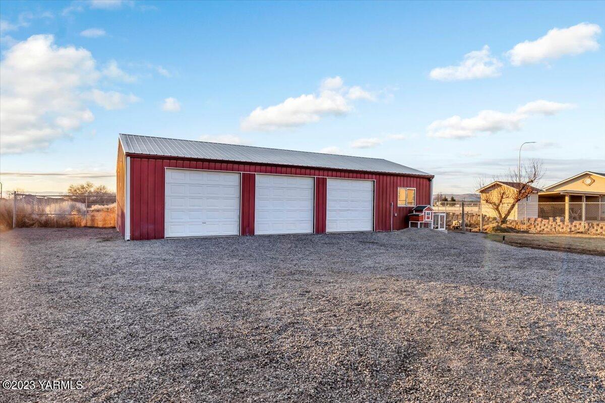 2206 Beaudry Road Moxee, WA 98936 - Photo 2 of 8 a view of a house with a yard and garage