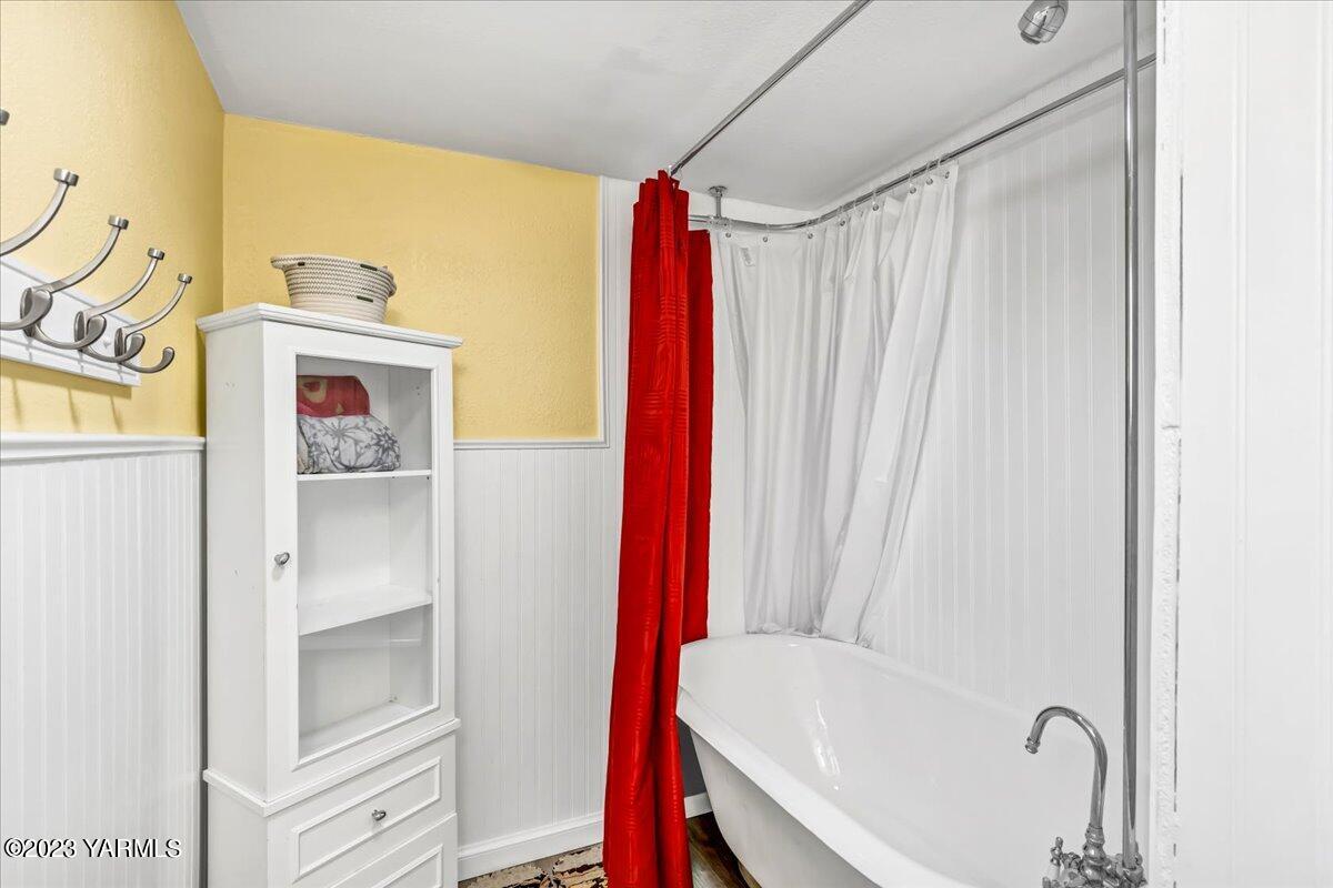 2206 Beaudry Road Moxee, WA 98936 - Photo 8 of 8 a bathroom with a bathtub and a window