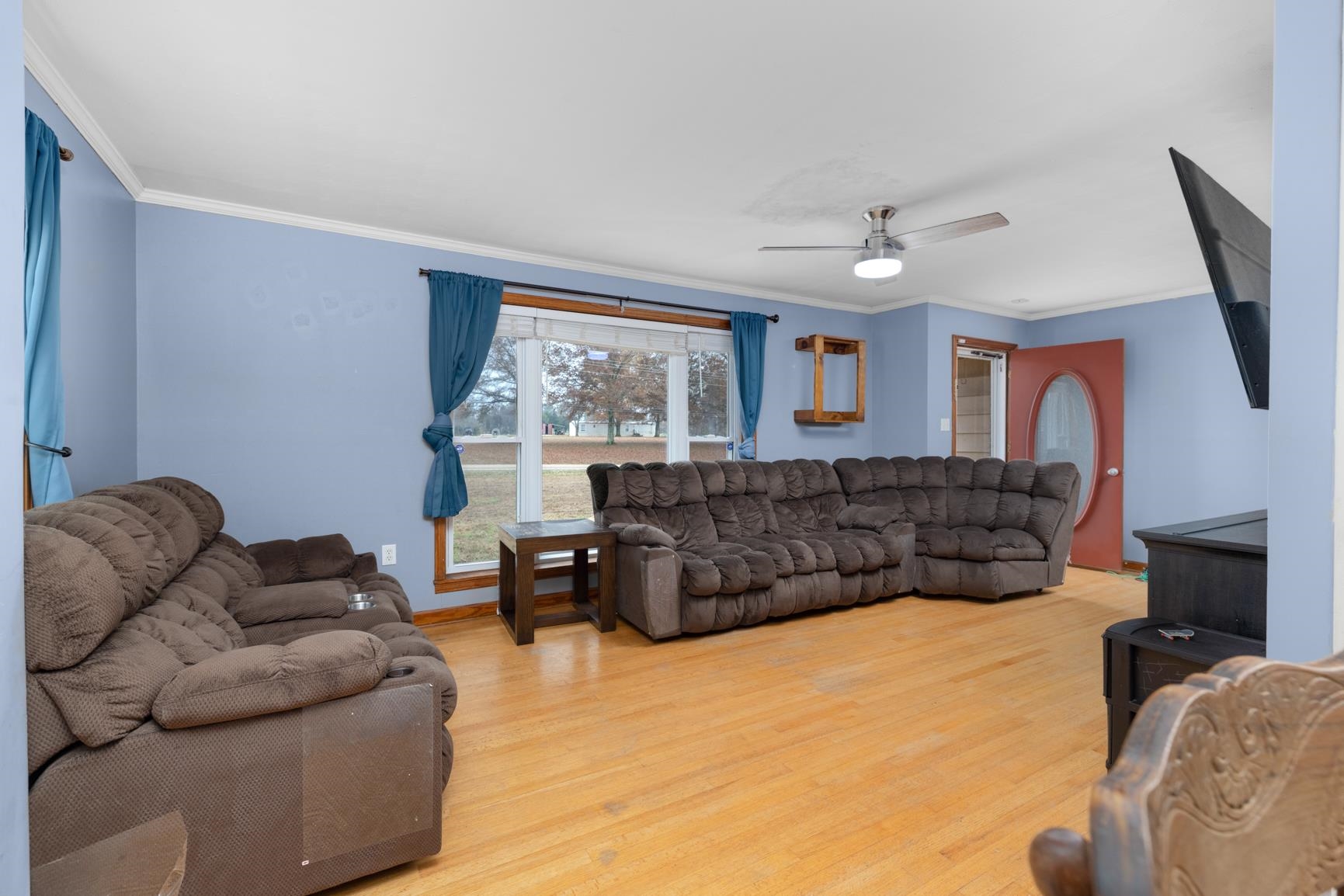 5466 Highway 59 Covington, TN 38019 - Photo 29 of 36 a living room with furniture window and a flat screen tv