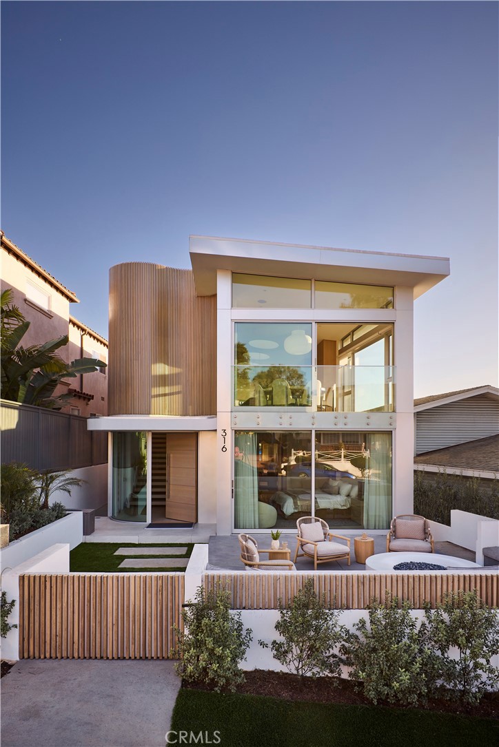 316 24th Street Hermosa Beach, CA 90254 - Photo 19 of 19 front view of a house with a balcony