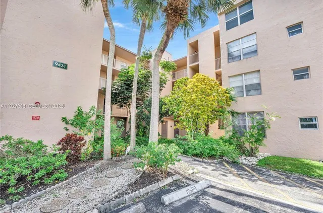 $2,190 | 9431 Live Oak Place, Unit 205, Davie, FL 33324