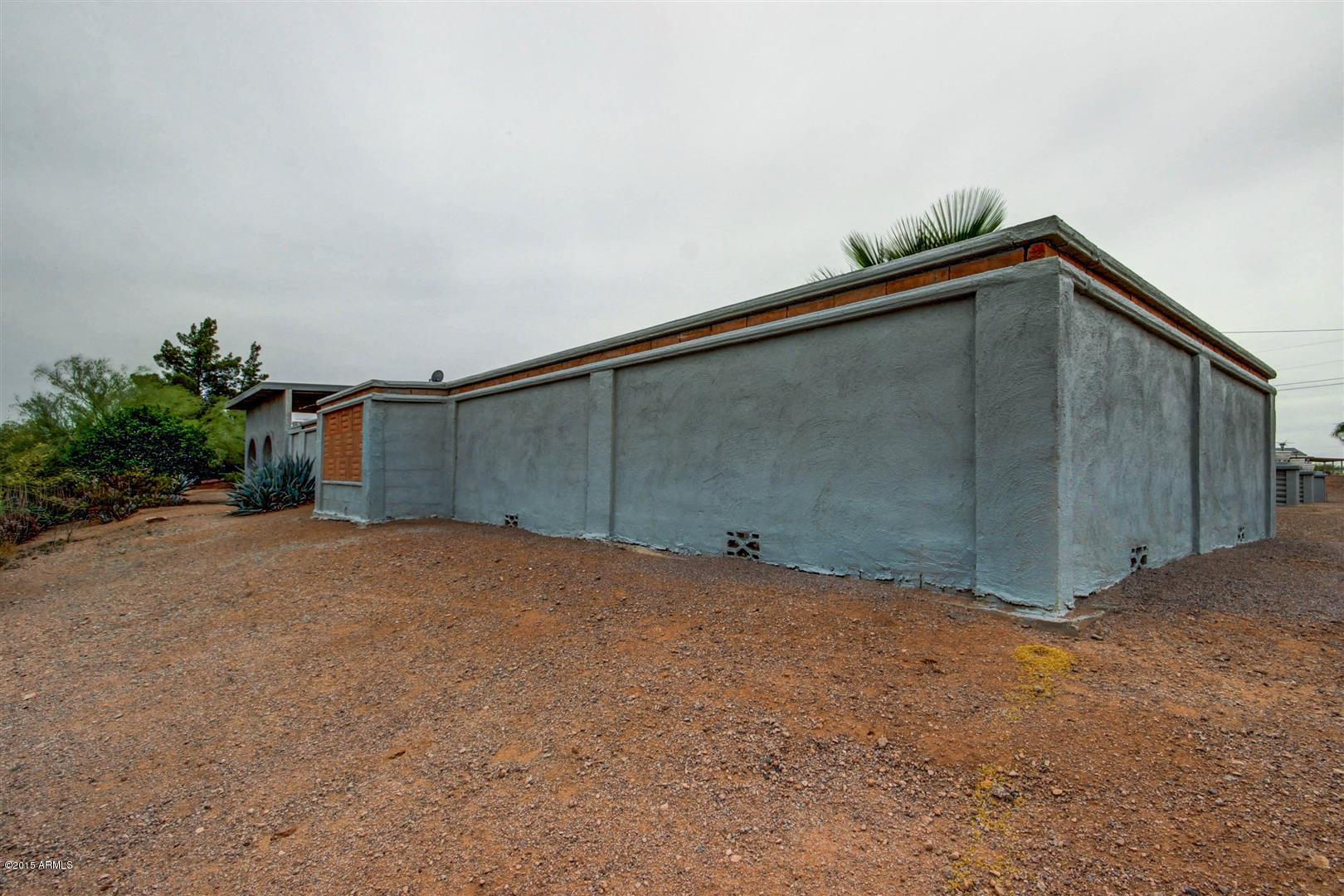 949 South Bowman Road Apache Junction, AZ 85119 - Photo 45 of 51 a backyard of a house