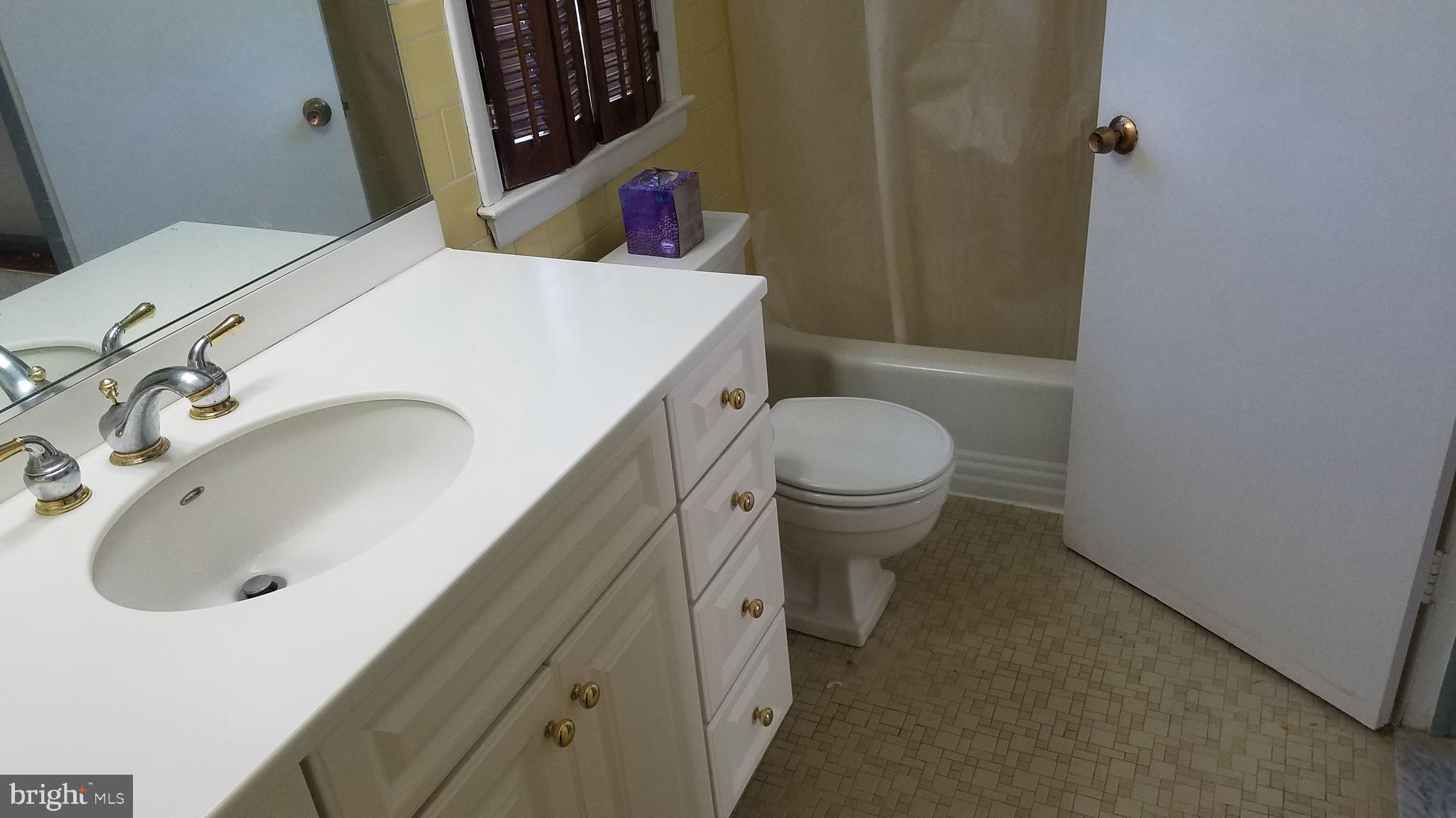 6909 Banbury Road Baltimore, MD 21239 - Photo 7 of 14 Second floor full bath.
