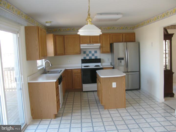 404 Wynthorpe Road New Castle, DE 19720 - Photo 4 of 25 Kitchen