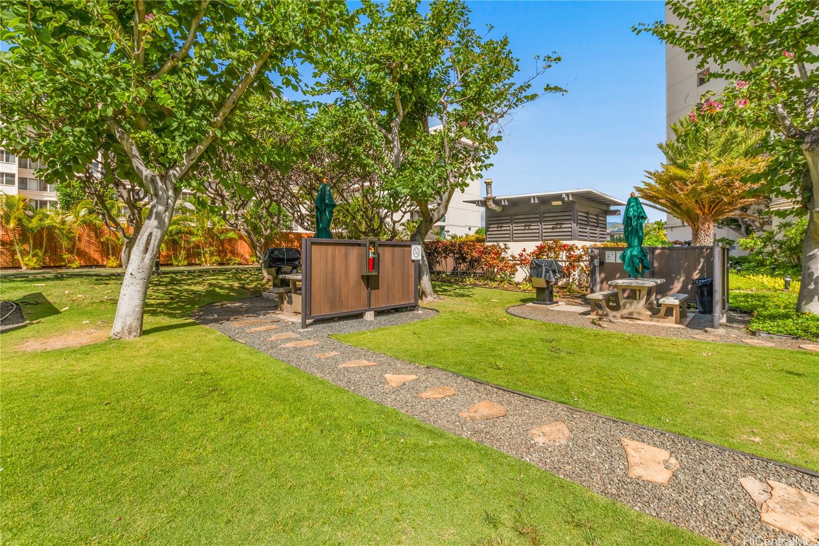 990 Ala Nanala Street, Unit 32C Honolulu, HI 96818 - Photo 16 of 24 BBQ