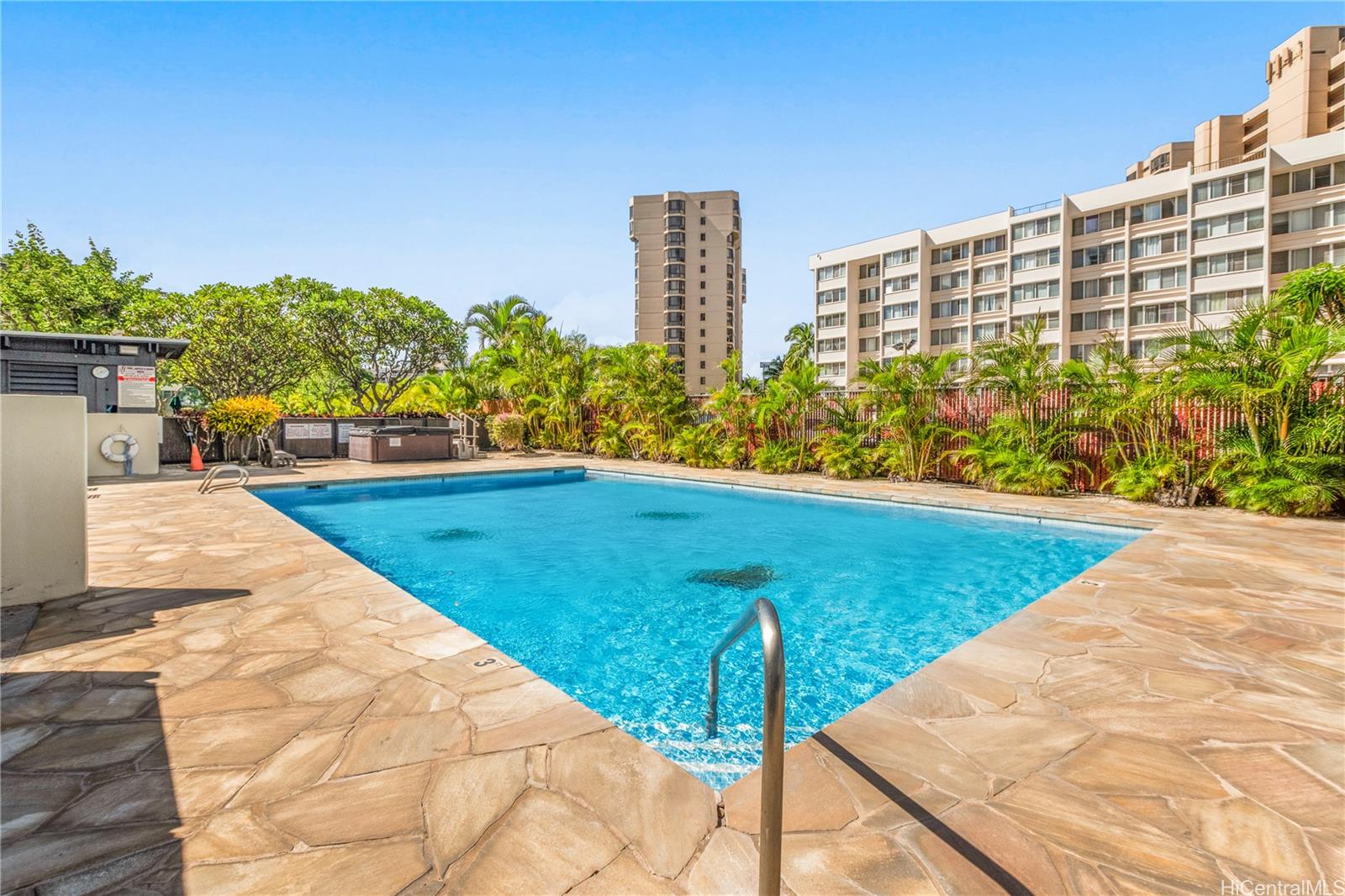 990 Ala Nanala Street, Unit 32C Honolulu, HI 96818 - Photo 23 of 24 Pool with 2nd Jacuzzi