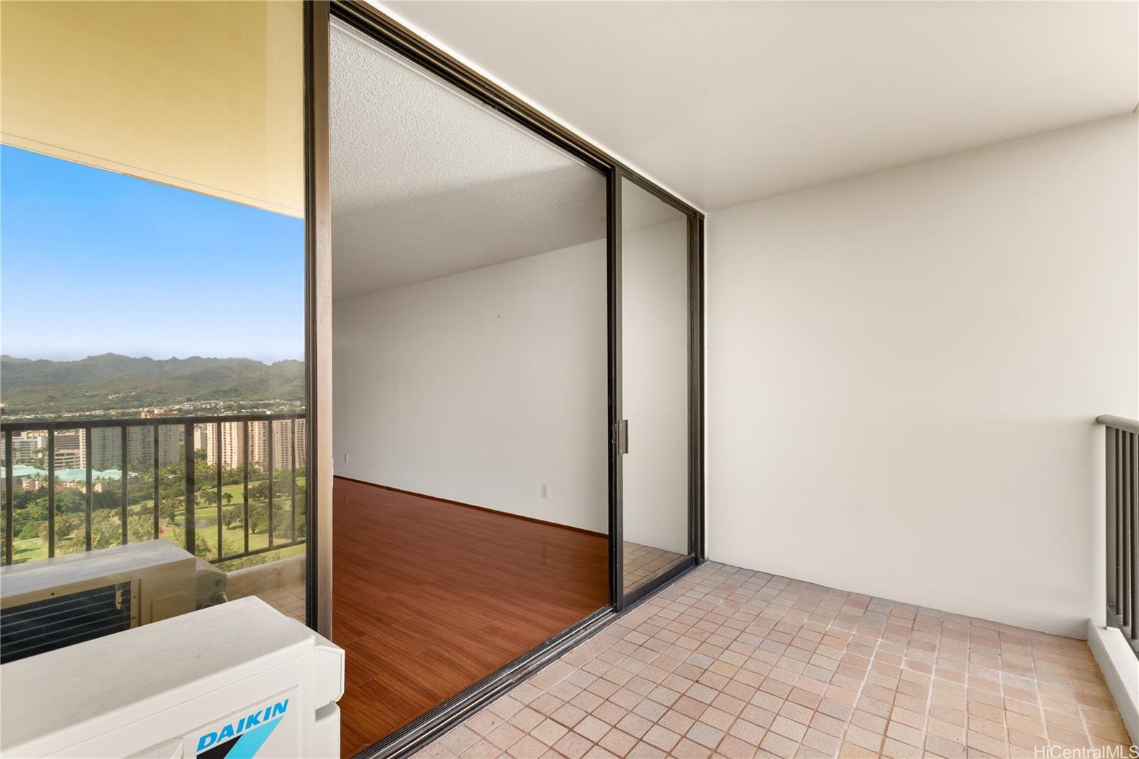 990 Ala Nanala Street, Unit 32C Honolulu, HI 96818 - Photo 4 of 24 Lanai