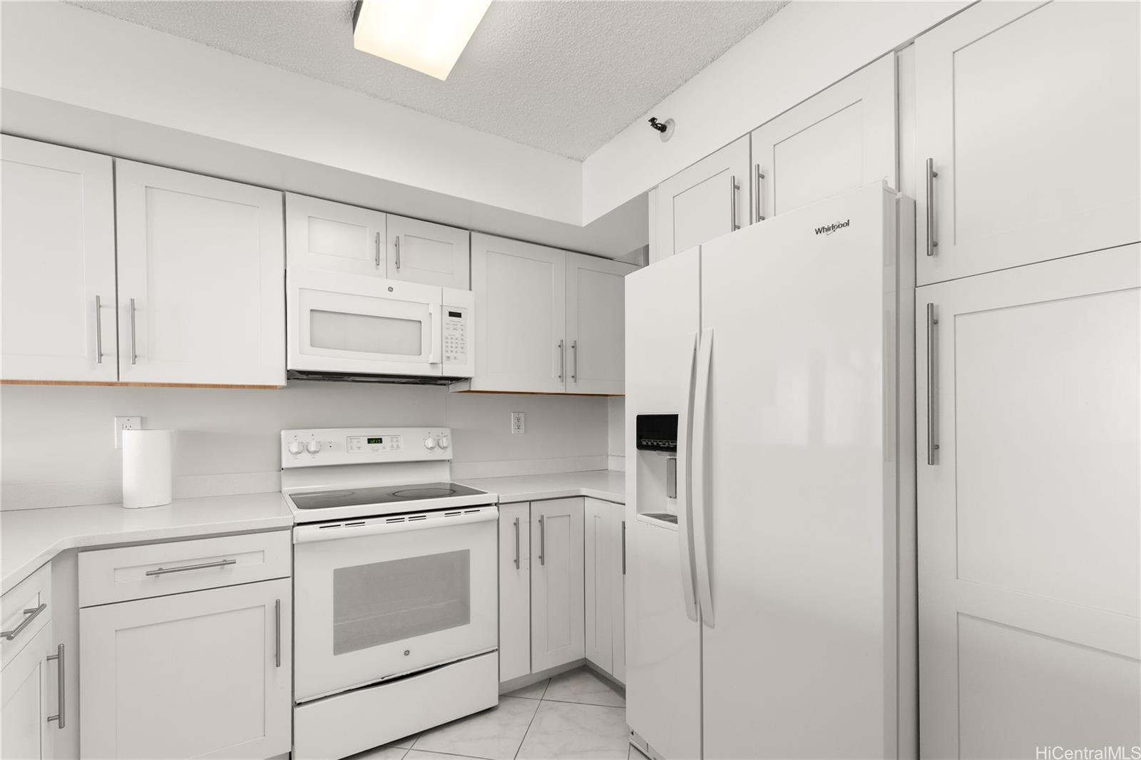 990 Ala Nanala Street, Unit 32C Honolulu, HI 96818 - Photo 9 of 24 Kitchen