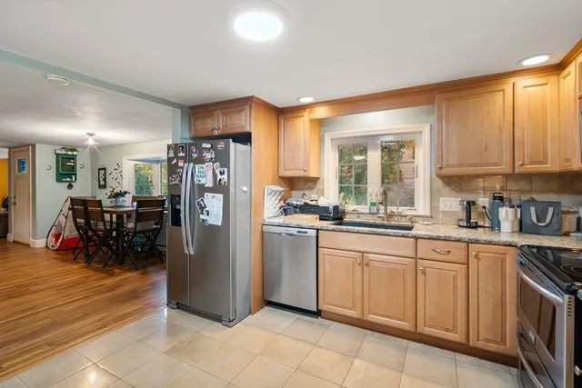 a view of a livingroom with furniture