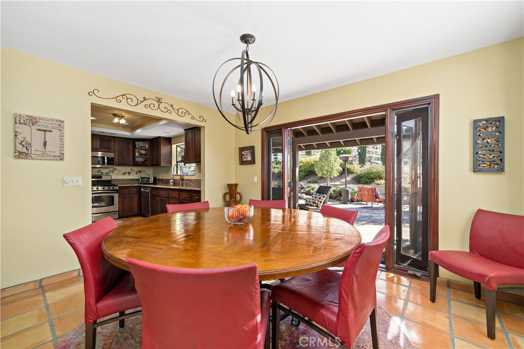 40995 Vía Fernando Temecula, CA 92592 - Photo 20 of 52 Dining room virtually staged