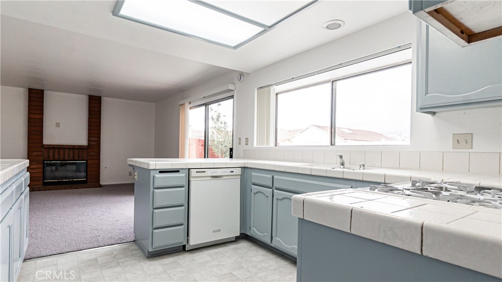 5805 Lighthouse Lane Palmdale, CA 93552 - Photo 4 of 42 Kitchen with family room attached