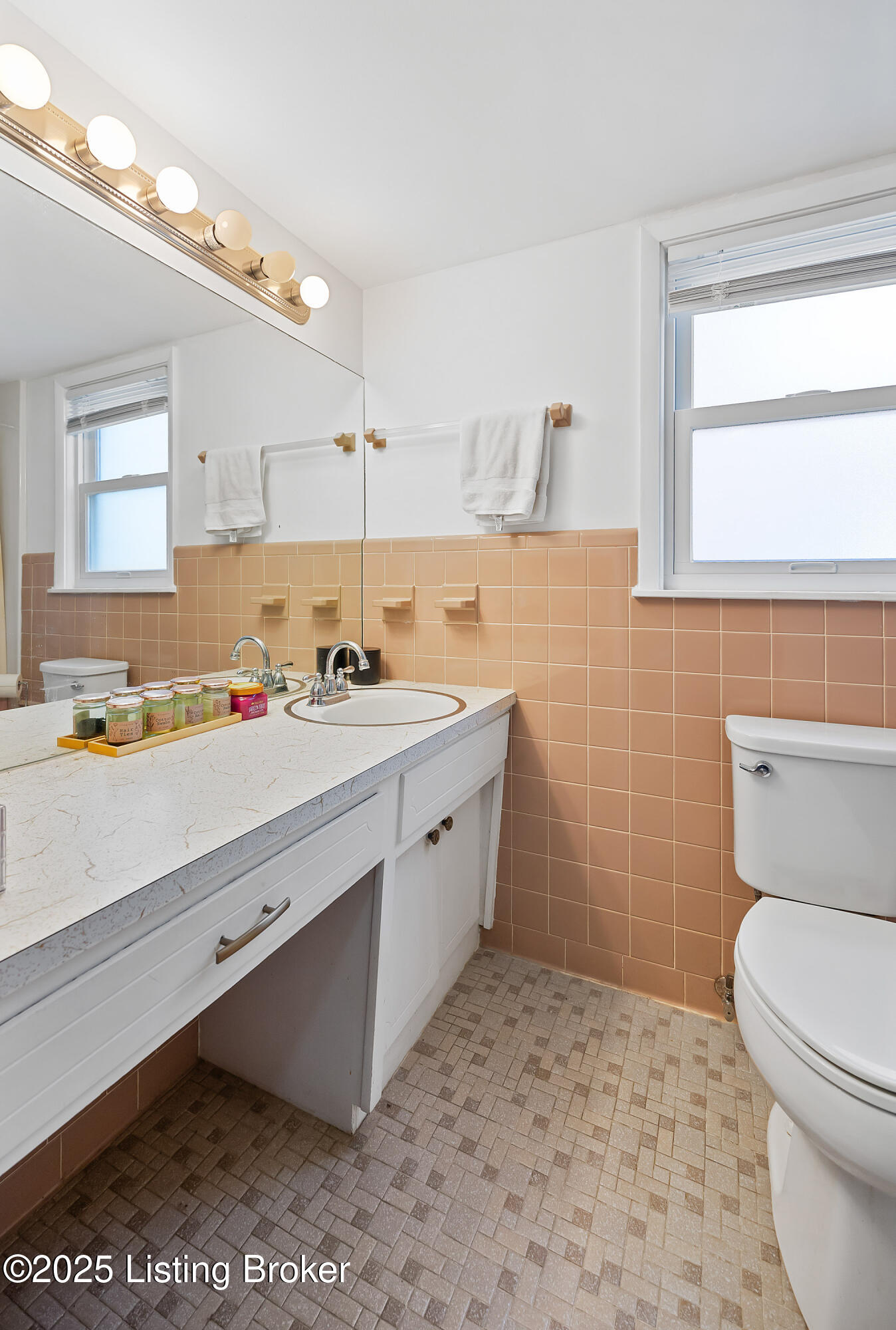 17 Denham Road Louisville, KY 40205 - Photo 26 of 33 Second Floor Bathroom