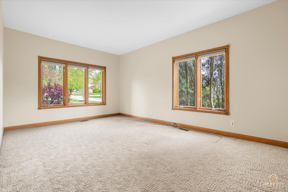 601 Ridgelawn Trail Batavia, IL 60510 - Photo 19 of 57 an empty room with windows and closet