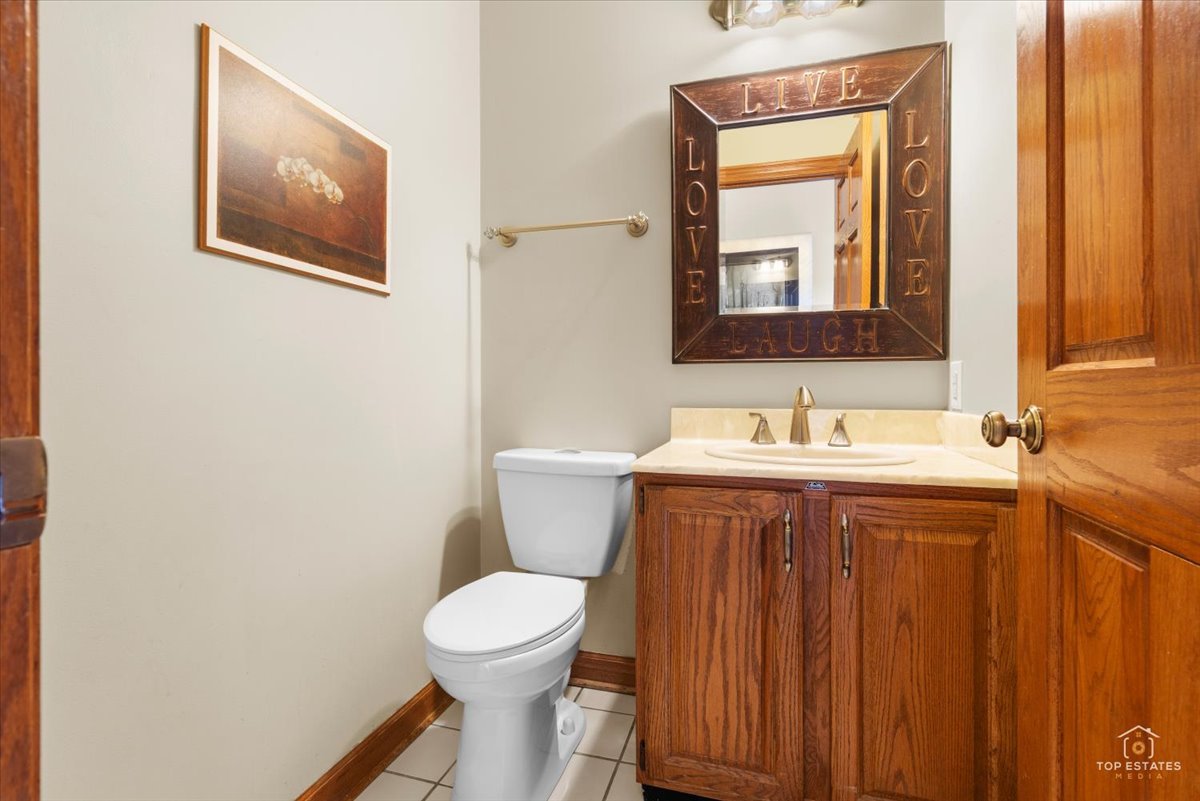 601 Ridgelawn Trail Batavia, IL 60510 - Photo 20 of 57 a bathroom with a toilet a sink and mirror